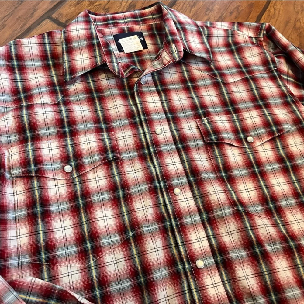 Wrangler pearl snap shirt men’s Large button down red plaid western cowboy nice!